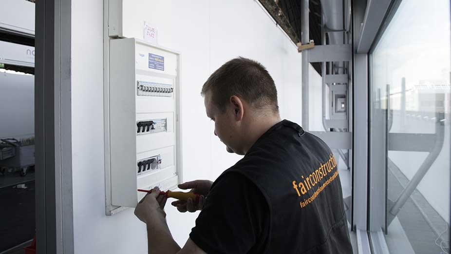 Elektriker bei der Messe Frankfurt